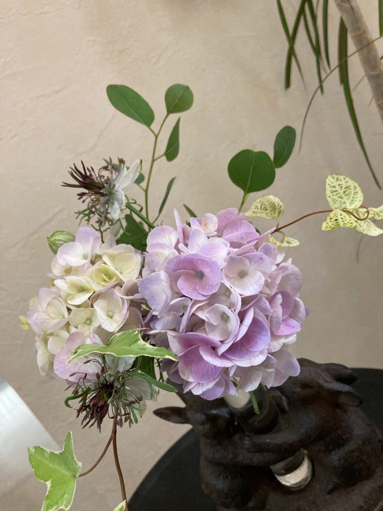 花瓶に生けた庭に咲く花いろいろ